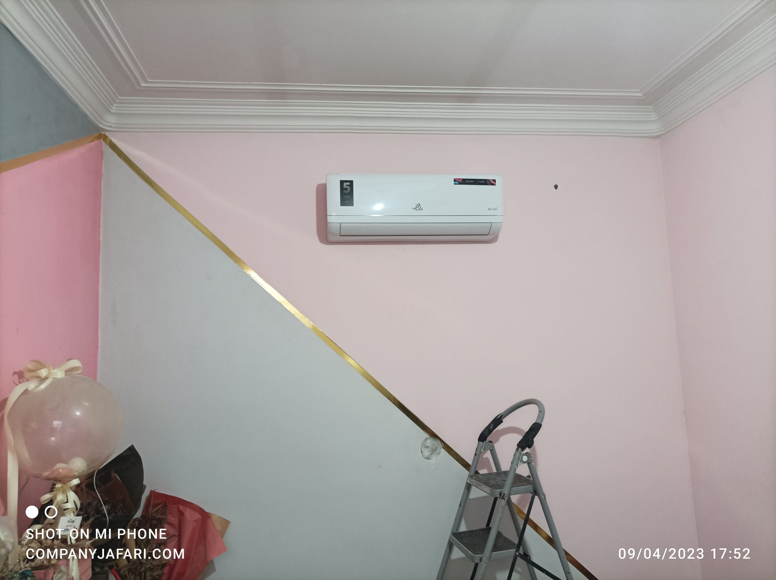 نصب کولر گازی روی دیوار رنگ شده